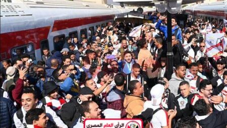 قطار الزمالك يتوقف في المنيا لنقل أحد المشجعين للمستشفى 1