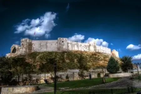 تهدّم أجزاء من قلعة غازي عنتاب التاريخية جراء زلزال تركيا 4
