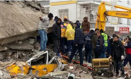 انتشال طفلة على قيد الحياة بعد 7 ساعات تحت الانقاض جراء زلزال تركيا المدمر 4