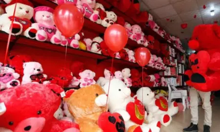 غرفة القاهرة التجارية: ركود في سوق هدايا عيد الحب بعد ارتفاع الأسعار 50% 4