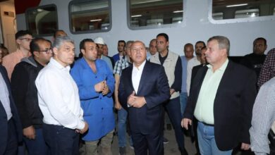 وزير النقل يلتقي عدد من المهندسين و قائدي القطارات والعاملين بورش كوم أبو راضي خلال جوله تفقدية لرفع كفاءة 120عربة من175 171