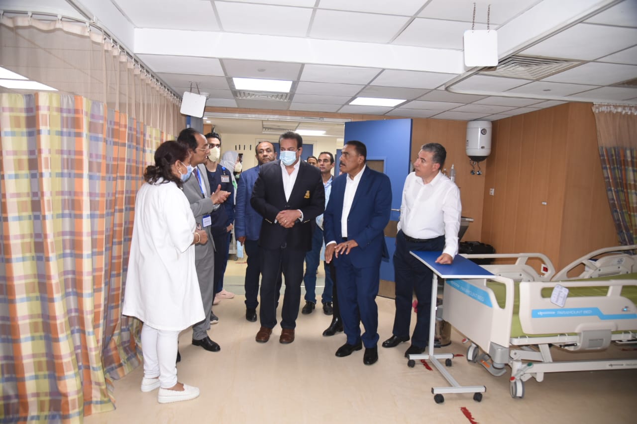 وزير الصحة ومحافظ مطروح يتفقدان مستشفى الحمام المركزى والاطمئنان على الجاهزية الطبية 3
