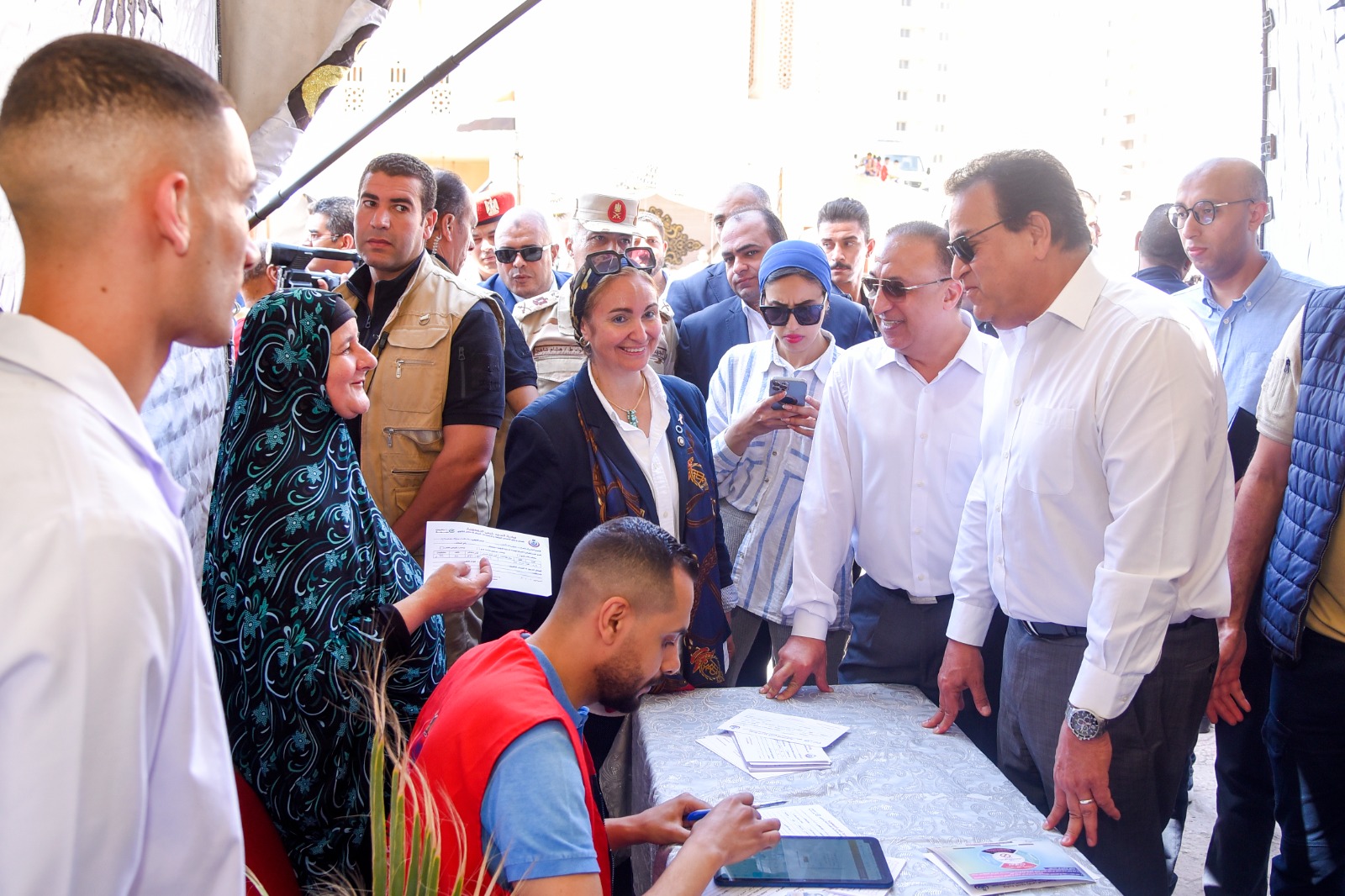 وزير الصحة ومحافظ الإسكندرية يتفقدان مقرات حملة ١٠٠ يوم صحة للوقوف علي مؤشرات عمل المبادرة 3