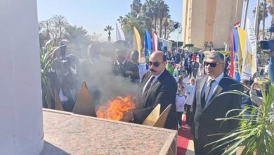 محافظ أسوان يضع إكليل الزهور على النصب التذكارى إحتفالات بالعيد القومى للمحافظة 5