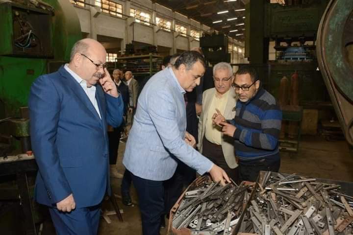 "وزير الدولة للإنتاج الحربي" يتابع انتظام سير العمل في "حلوان للأجهزة المعدنية" 1