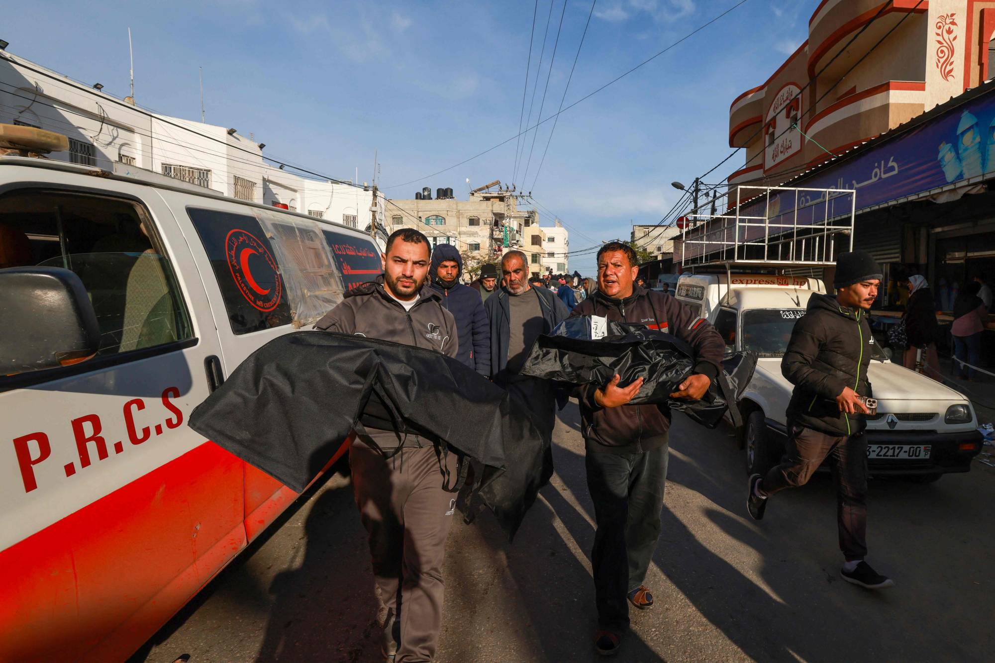 وزارة الصحة الفلسطينية: إصابة 14 واستشهاد 7 آخرين داخل مجمع ناصر الطبى 1