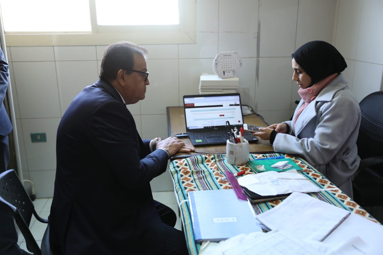 وزير الصحة يتفقد مركز طب أسرة «ميت عقبة» ضمن جولاته الميدانية المفاجئة 7