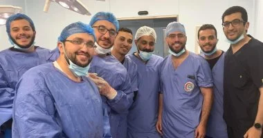 إجراء فريق طبي بمستشفى جامعة القناة عملية استئصال للقولون بالمنظار الجراحى 5