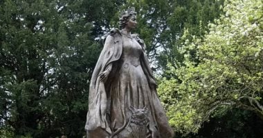 إنزال الستار عن أول تمثال لتكريم الملكة الراحلة إليزابيث الثانية.. شاهد 3